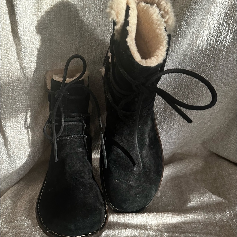 UGG - Picture 2 of 5